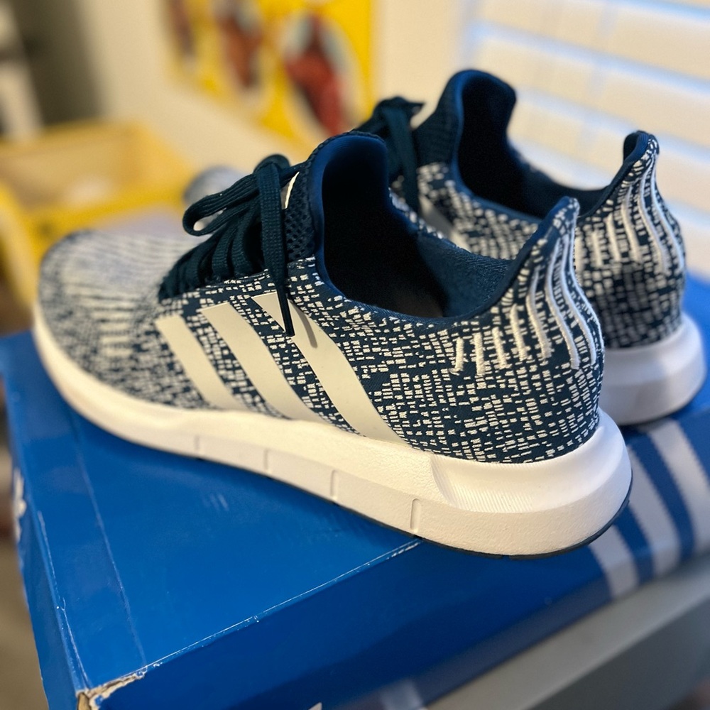 ADIDAS SWIFT RUN